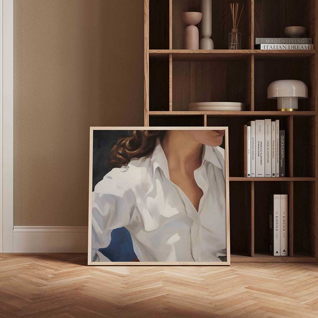Witte blouse en krullend haar Poster