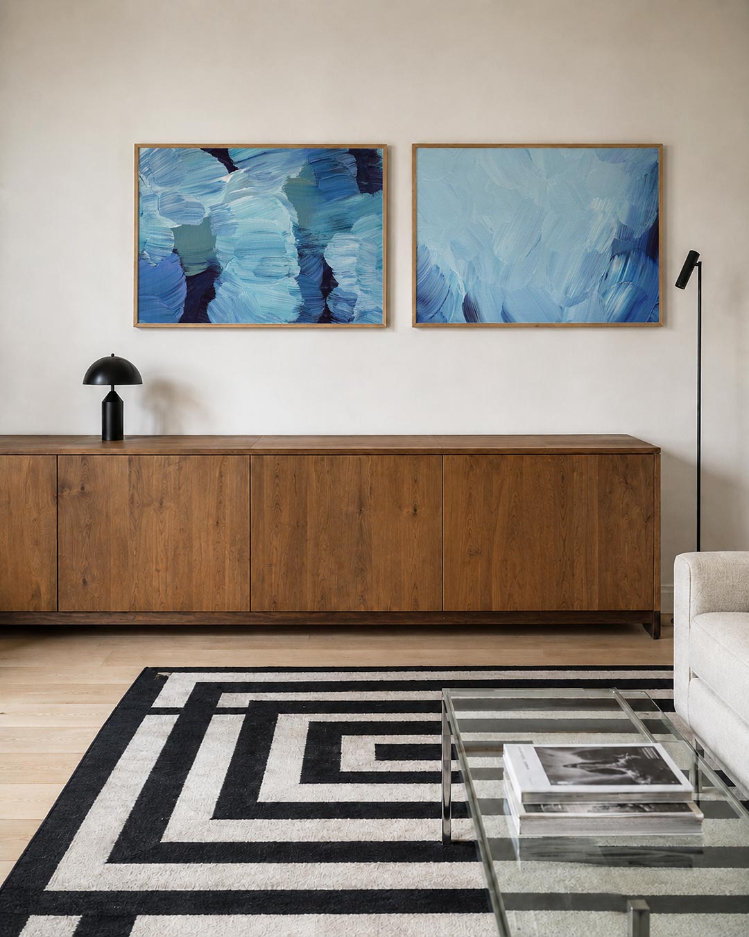 Tweedelige posterset met deze tweedelige posterset heeft blauwe en turquoise borstelstreken, getoond in een interieur