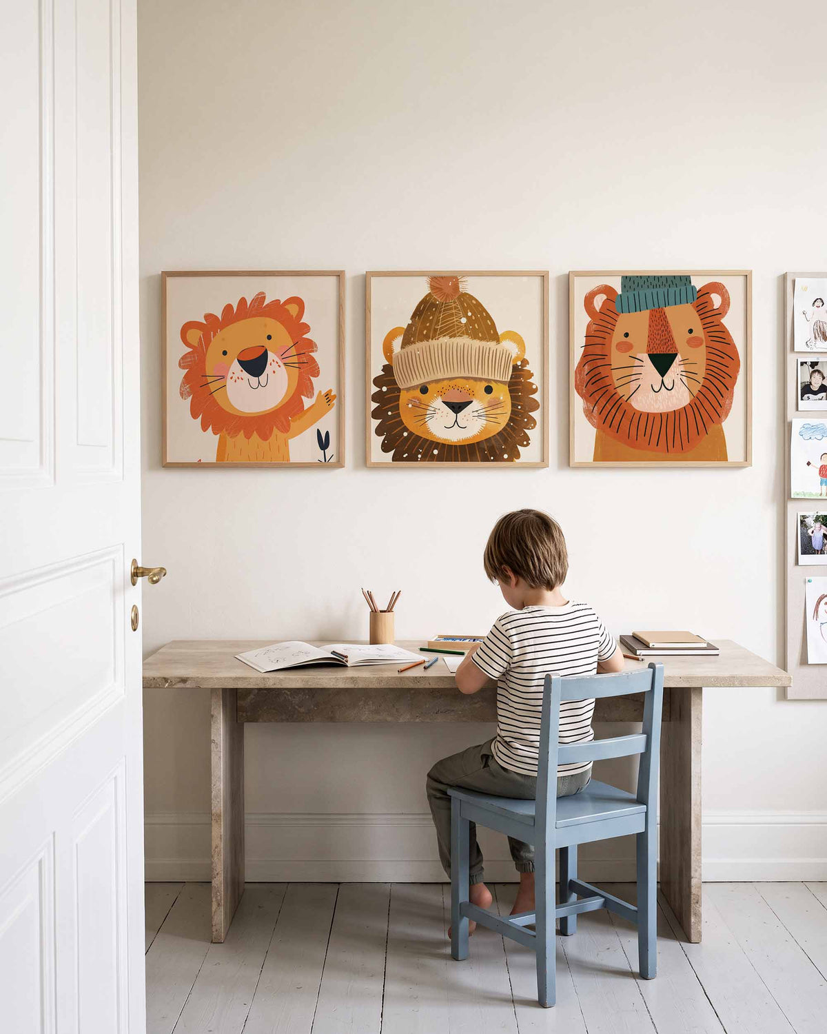 Interieurpresentatie van een driedelige vierkante posterset met leeuwenportretten