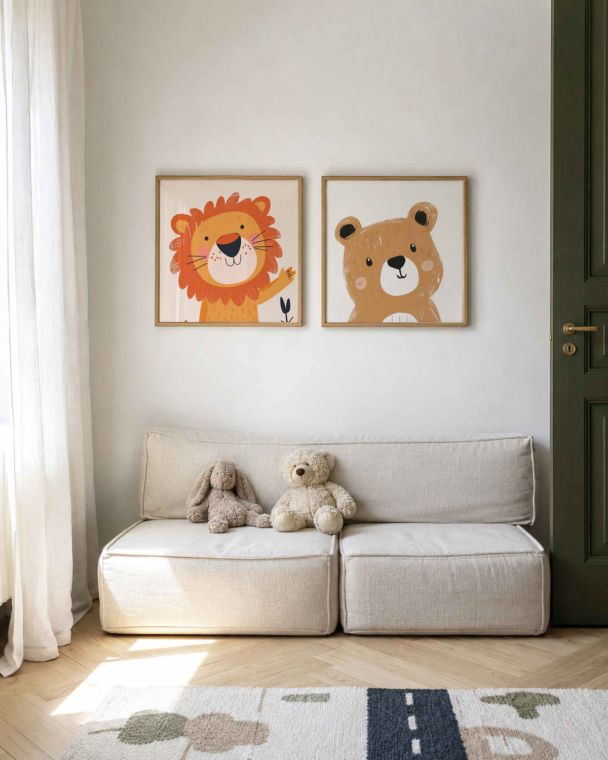 Interieurpresentatie van een tweedelige vierkante posterset met leeuw en beer