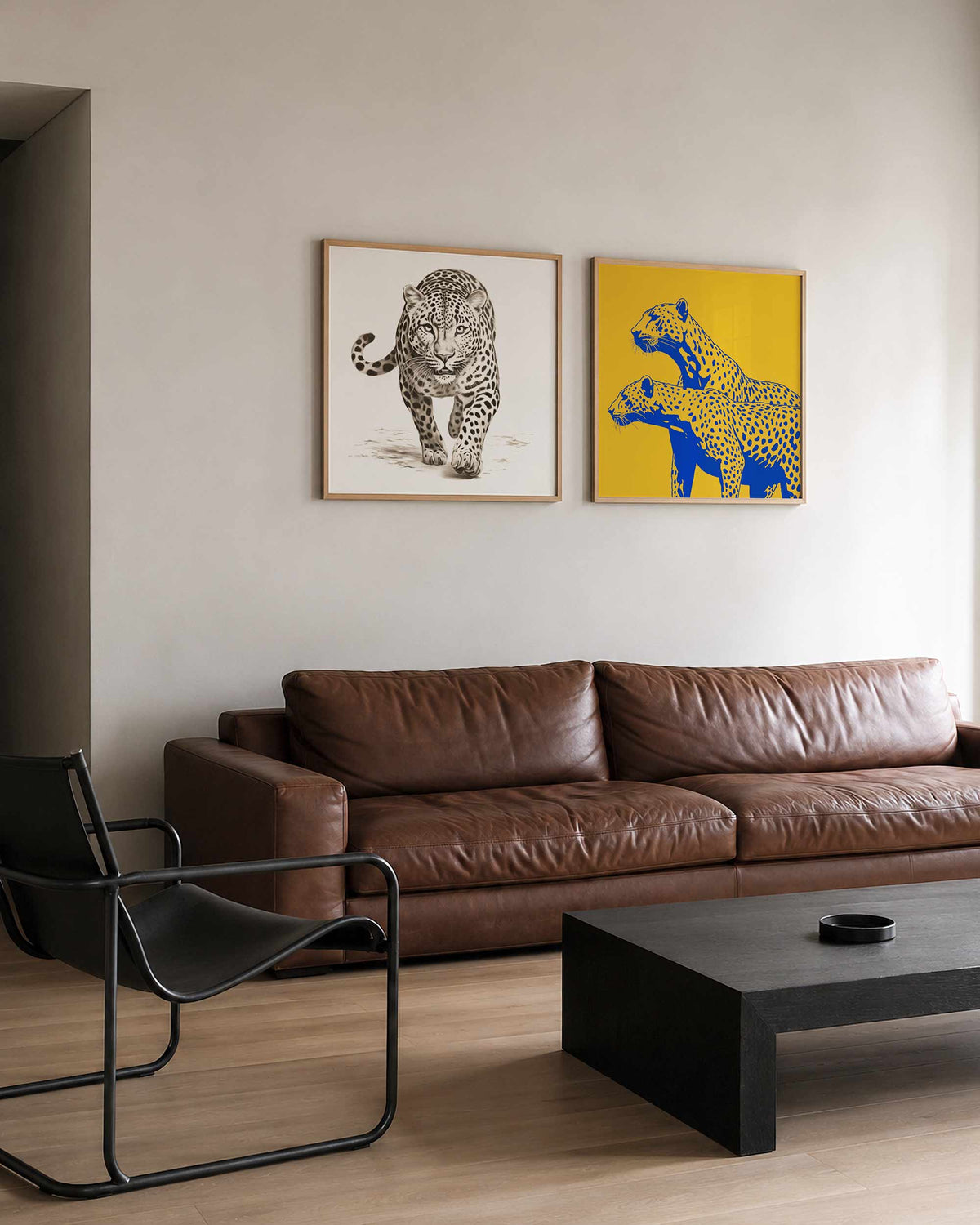 Interieurpresentatie van een tweedelige vierkante posterset met luipaarden