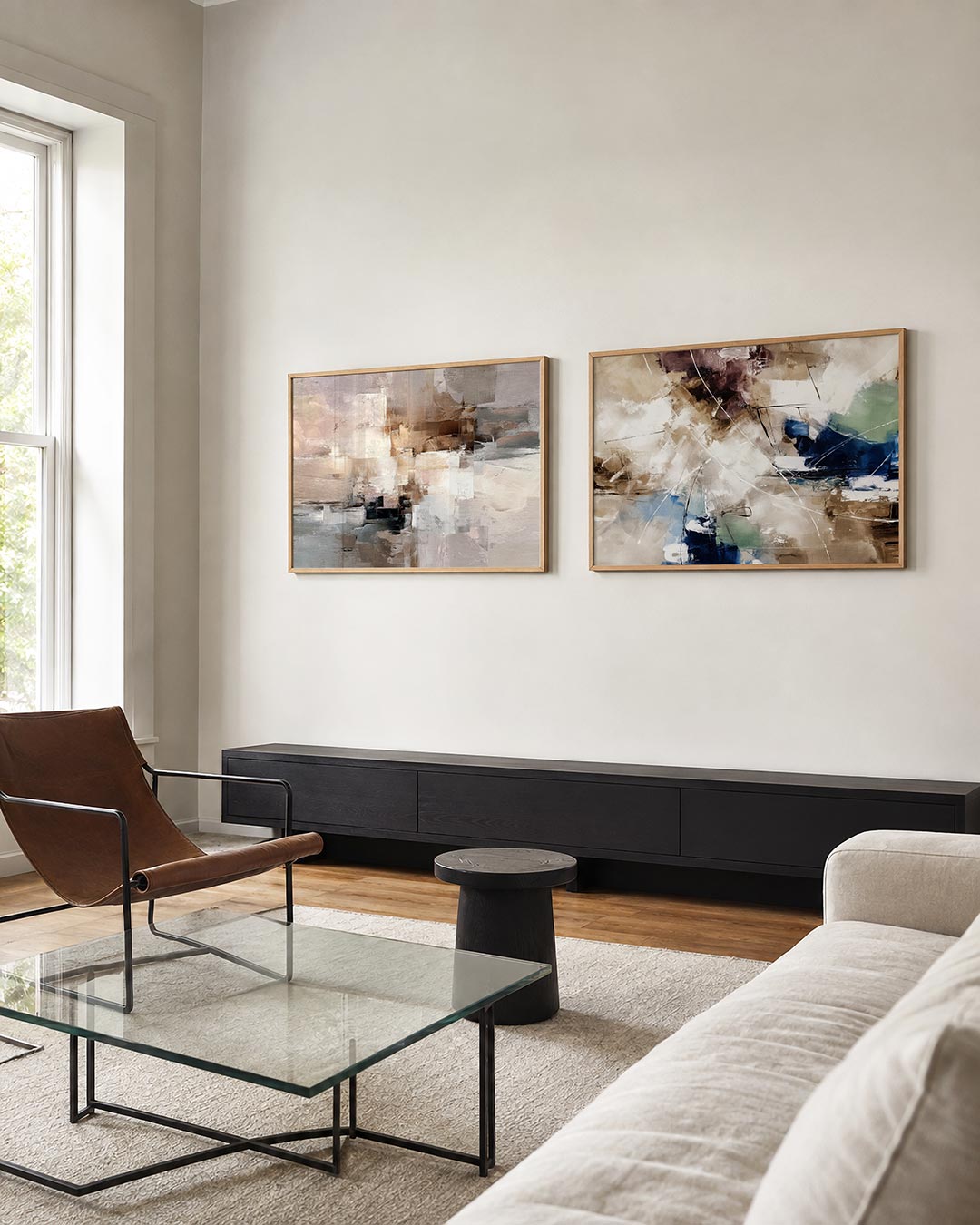 Tweedelige posterset met zachte beige en grijze kleurvlakken, getoond in een interieur
