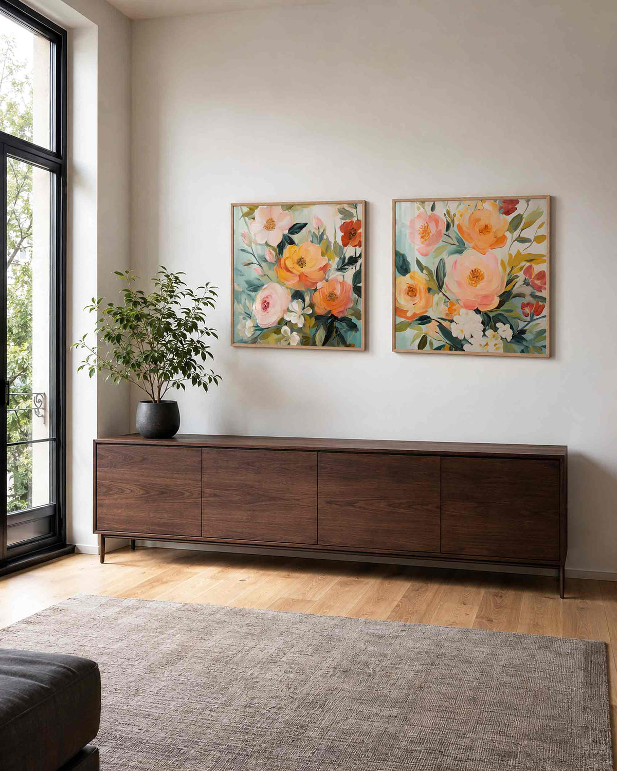 Interieurpresentatie van een tweedelige vierkante posterset met bloeiende pioenrozen