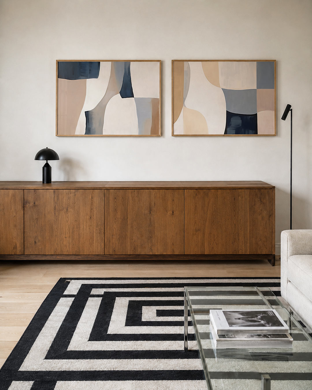 Twee liggende posters met vloeiende vormen in zachte tinten, aan de muur in een interieur