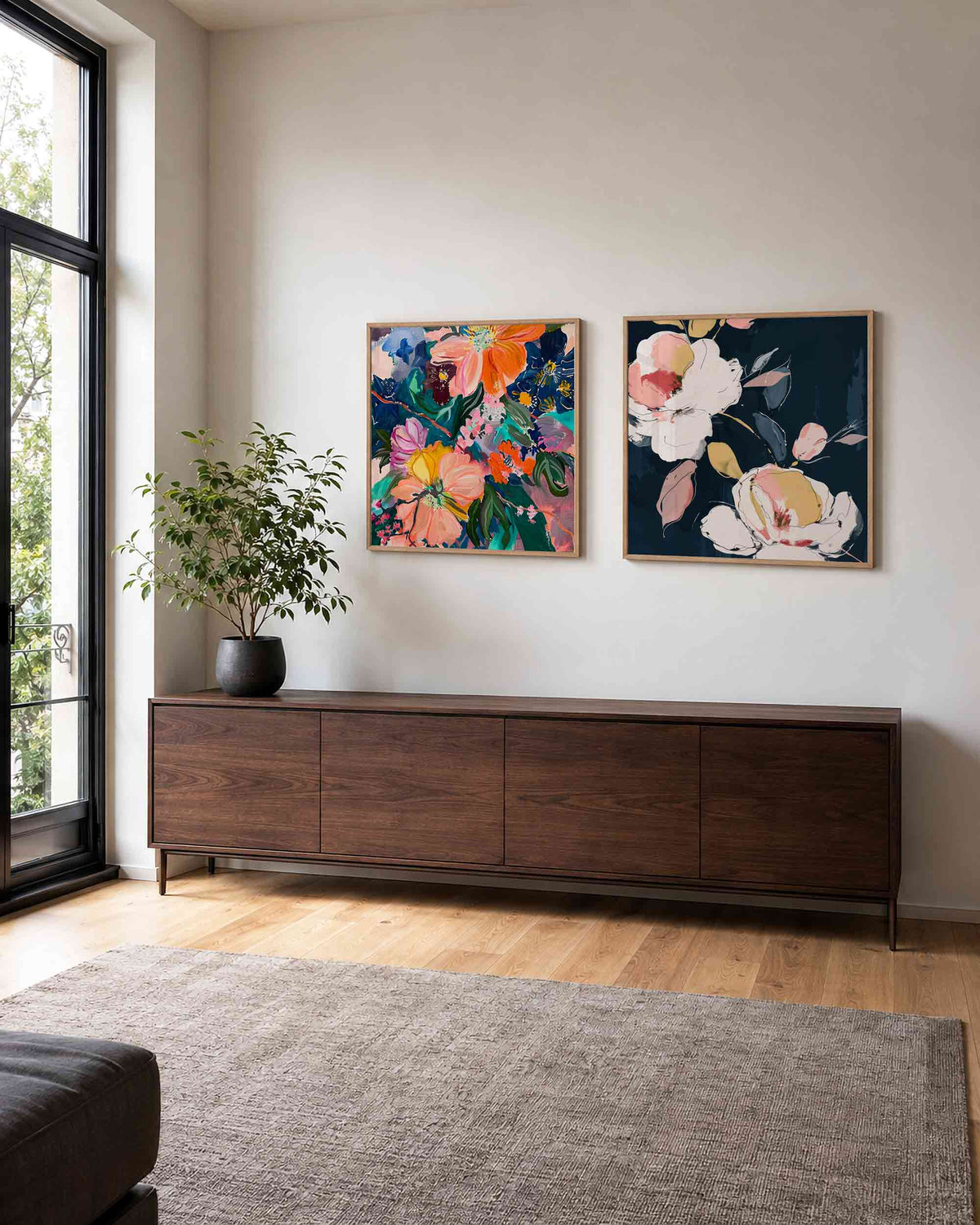 Interieurpresentatie van een tweedelige vierkante posterset met bloemen en bladeren