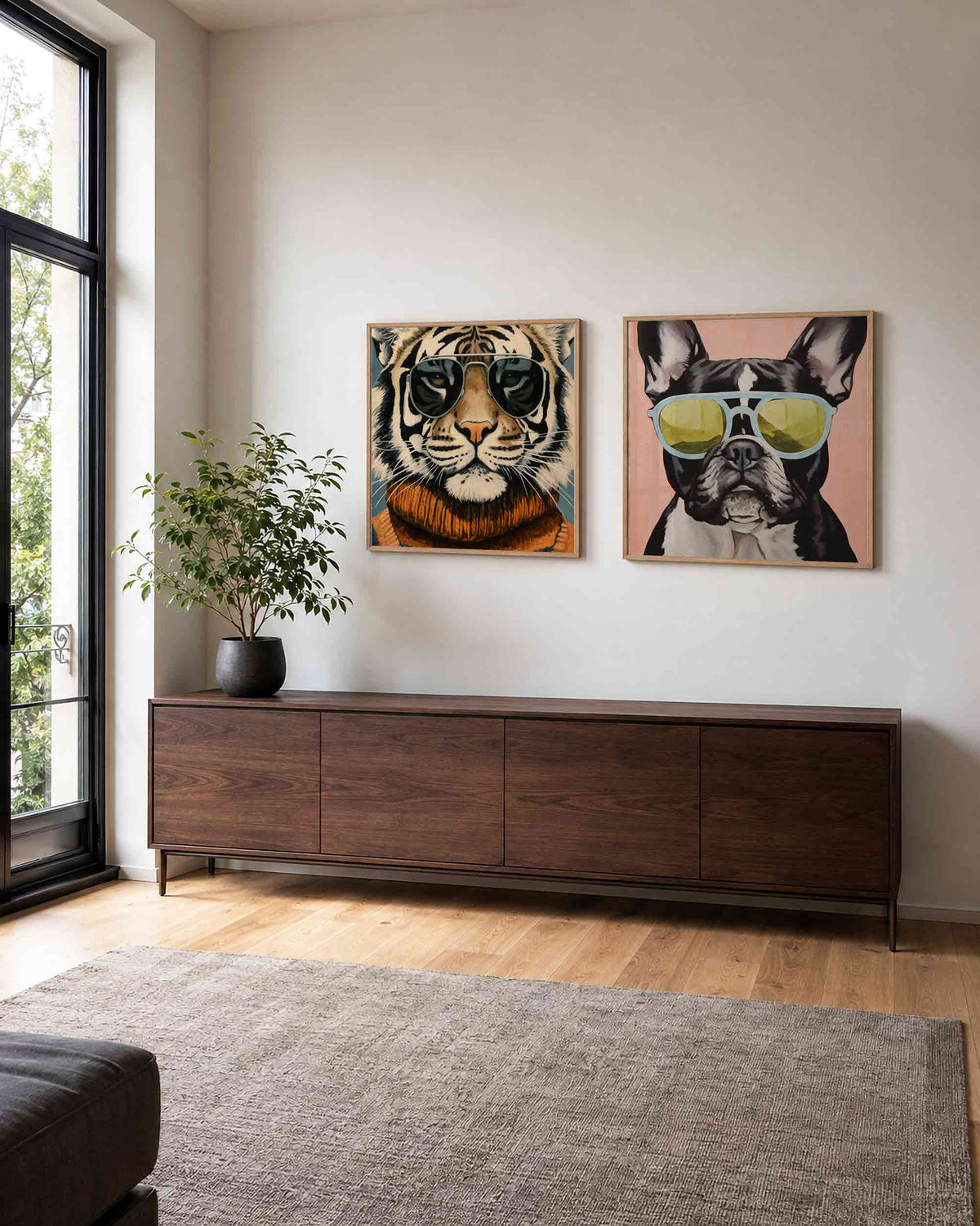 Interieurpresentatie van een tweedelige vierkante posterset met tijger en bulldog