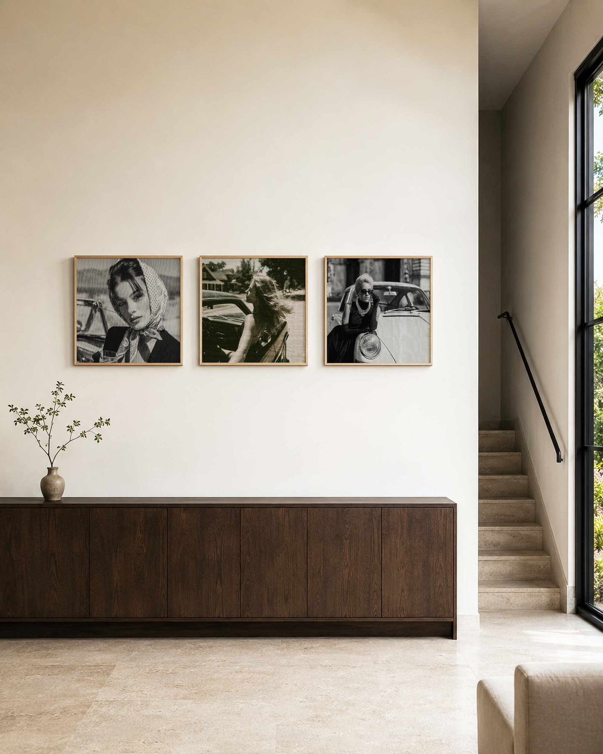 Interieurpresentatie van een driedelige vierkante posterset met vintage mode