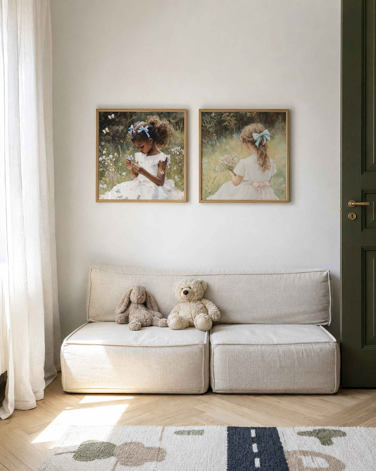 Interieurpresentatie van een tweedelige vierkante posterset met meisjes met bloemen