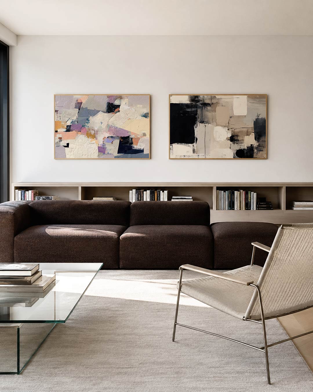 Twee liggende posters met overlappende kleurvlakken en vormen, aan de muur in een interieur