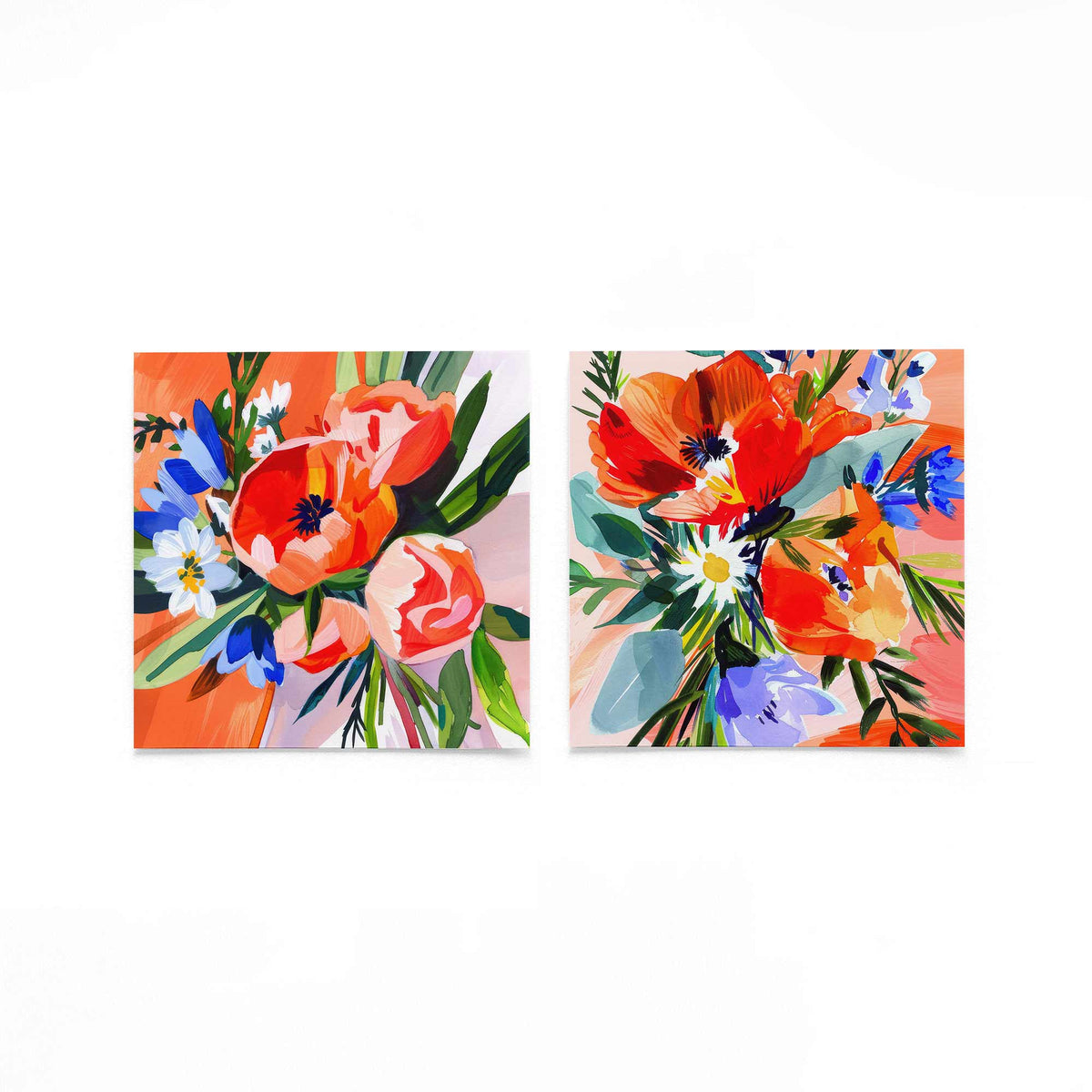 Twee vierkante posters met kleurrijke bloemen op een gebroken witte achtergrond