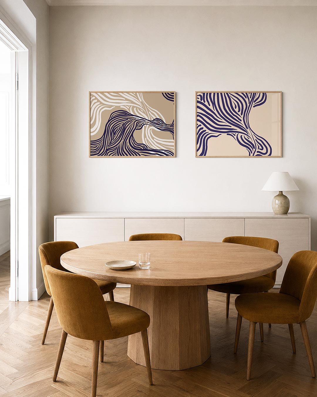 Interieurpresentatie van twee posters met vloeiende, golvende lijnen in donkerblauw en wit op een beige achtergrond