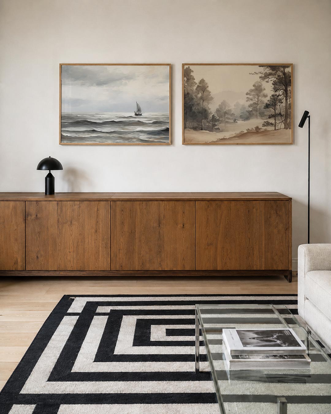 Twee liggende posters met een eenzame boot op een woelige zee, aan de muur in een interieur