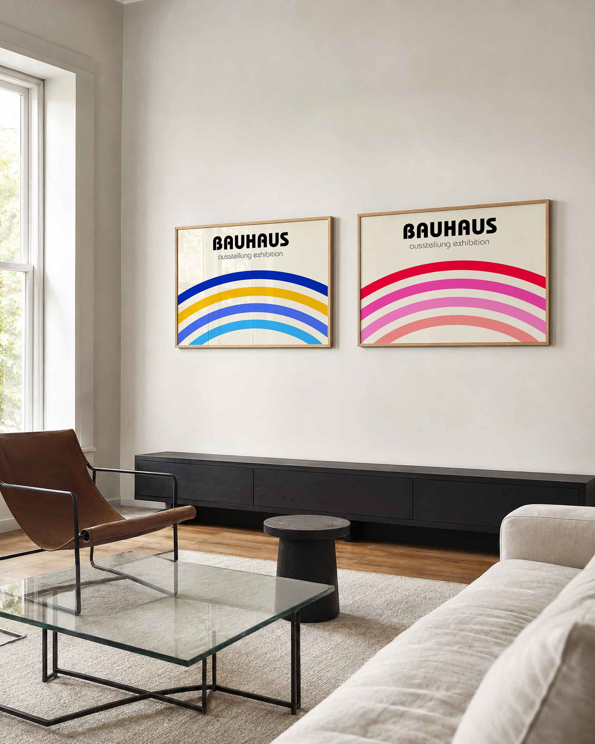 Interieurmockup van tweedelige landscape-posterset met kleurige bogen en tentoonstelling