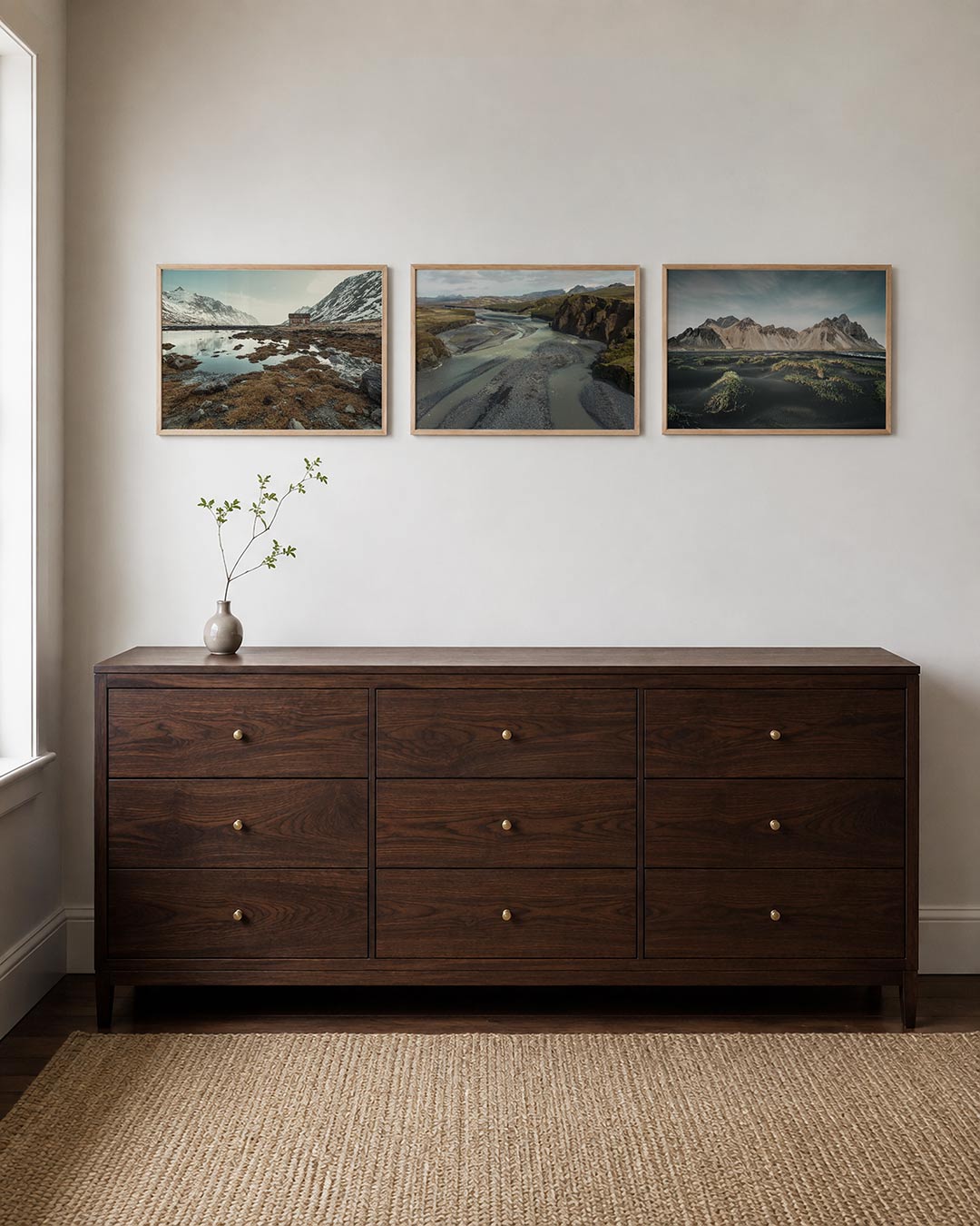 Interieur met liggend fotografisch drieluik ruige berglandschappen – Gerald Emming