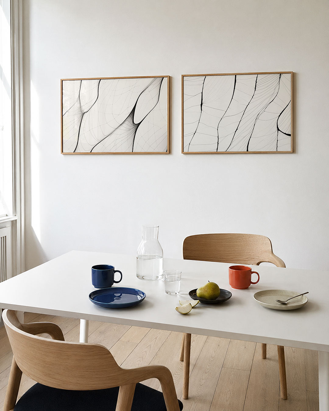 Tweedelige posterset met fijne krommingen, getoond in een interieur