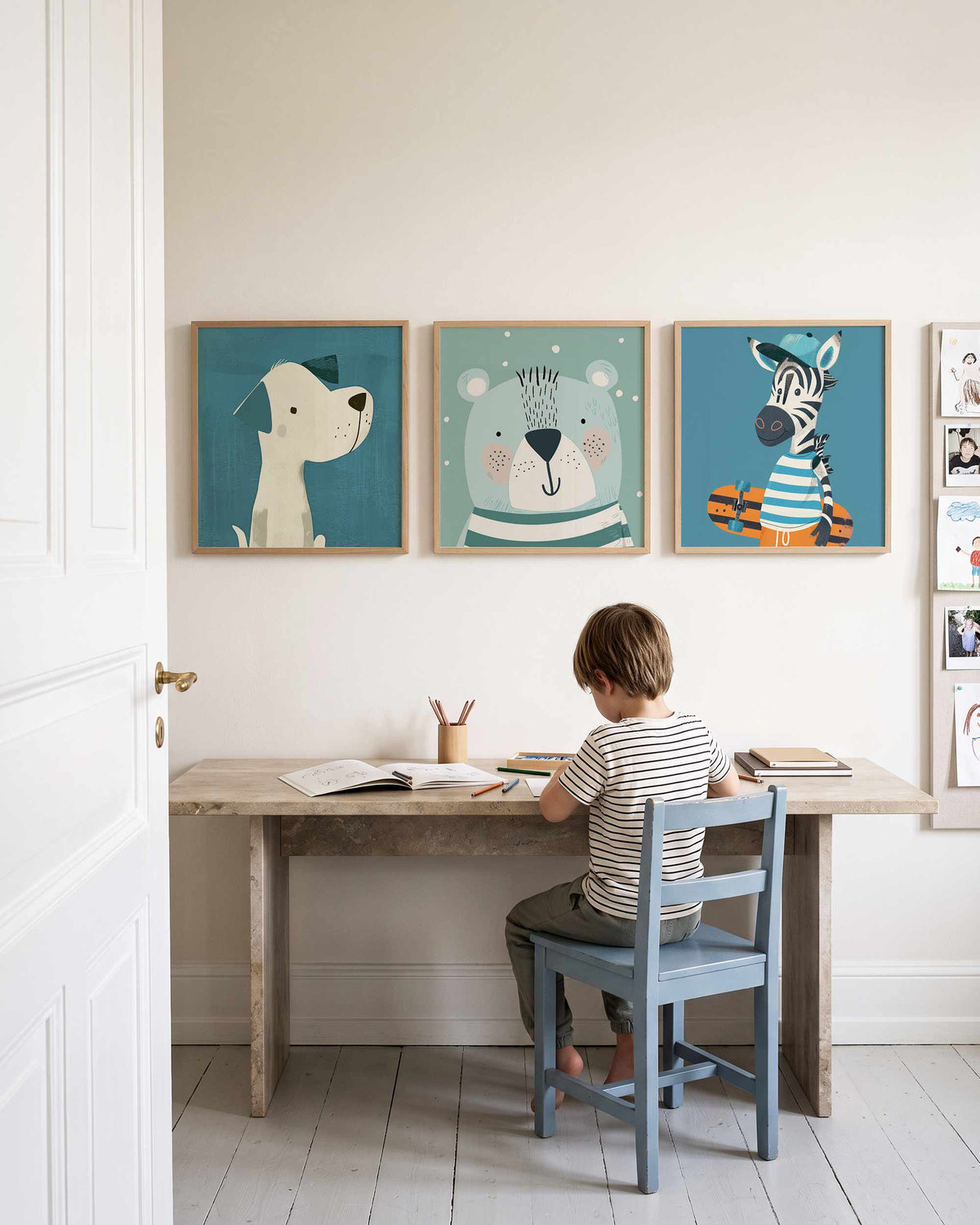 Interieurpresentatie van een driedelige vierkante posterset met dierenportretten