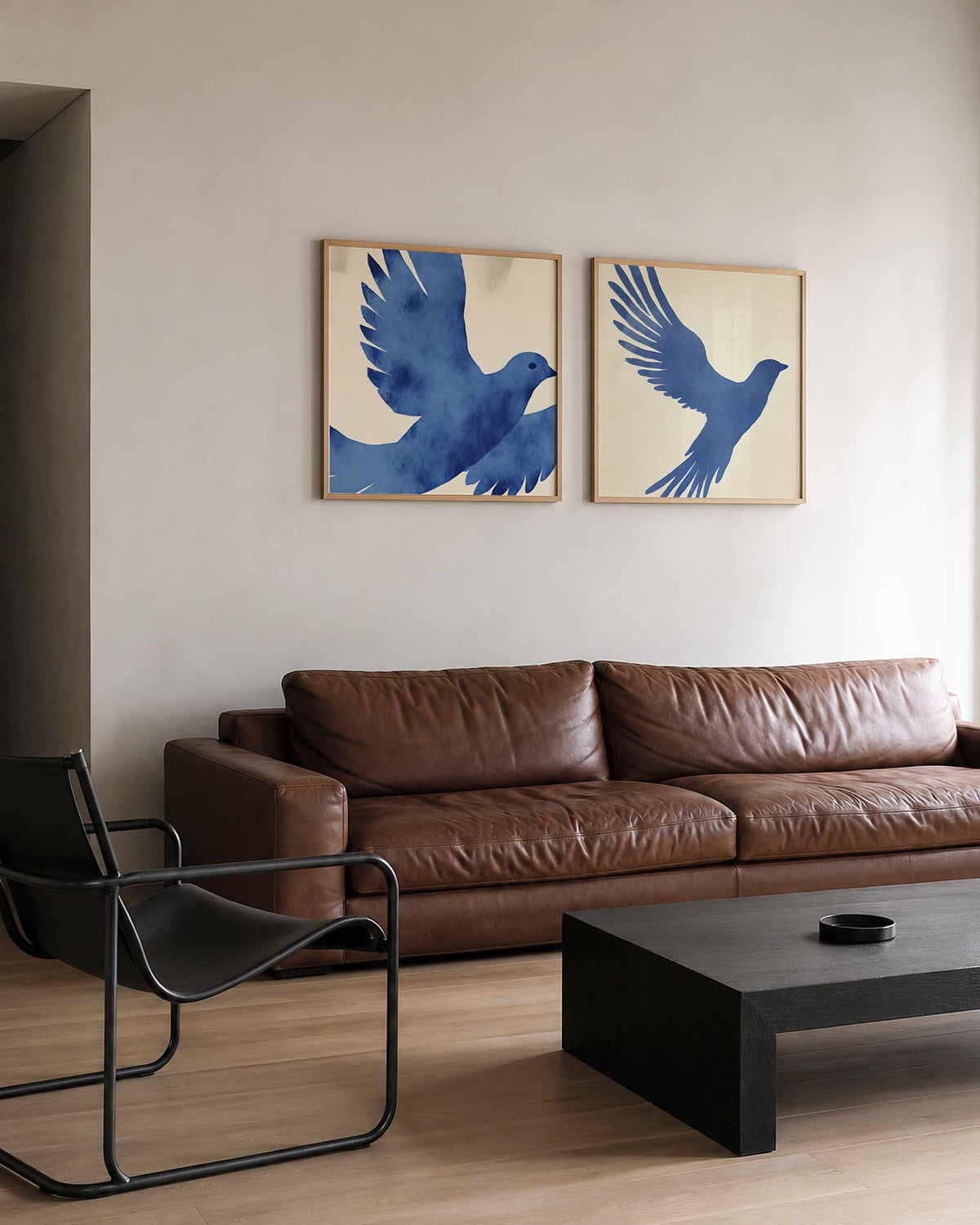 Interieurpresentatie van een tweedelige vierkante posterset met blauwe vogels