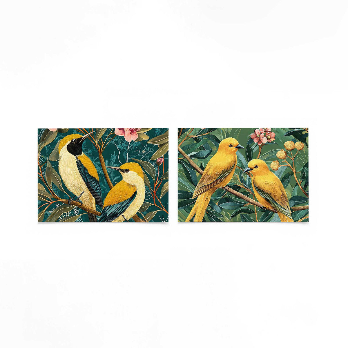 Twee liggende posters met twee vogels met gele en zwarte veren op takken op een gebroken witte achtergrond