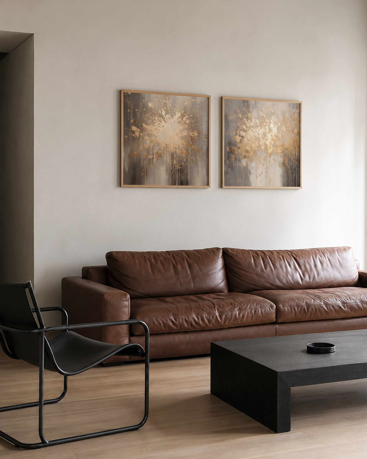 Interieurpresentatie van een tweedelige vierkante posterset met goudkleurige verfspatten