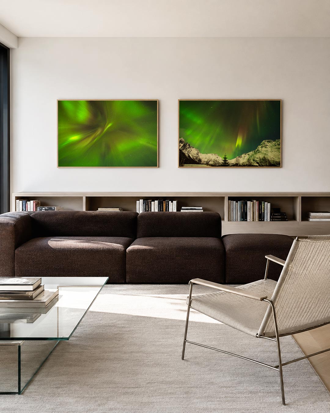 Interieur met liggend fotografisch tweeluik noorderlicht boven sneeuwbergen – Gerald Emming