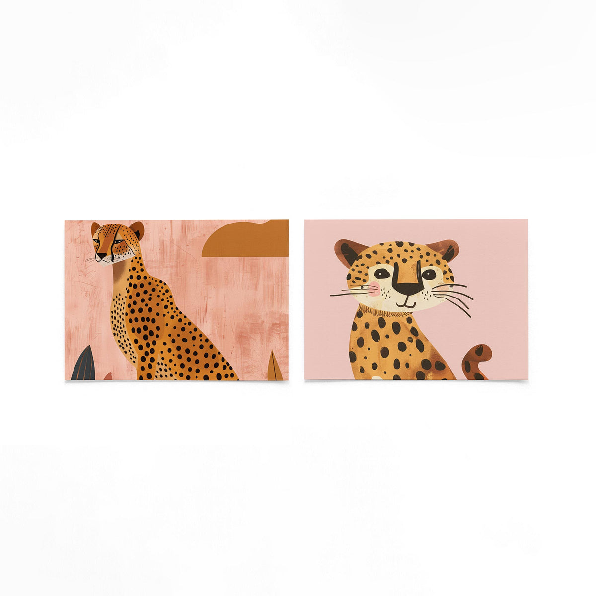 Twee liggende posters met een sierlijke cheetah met zwarte vlekken op een gebroken witte achtergrond