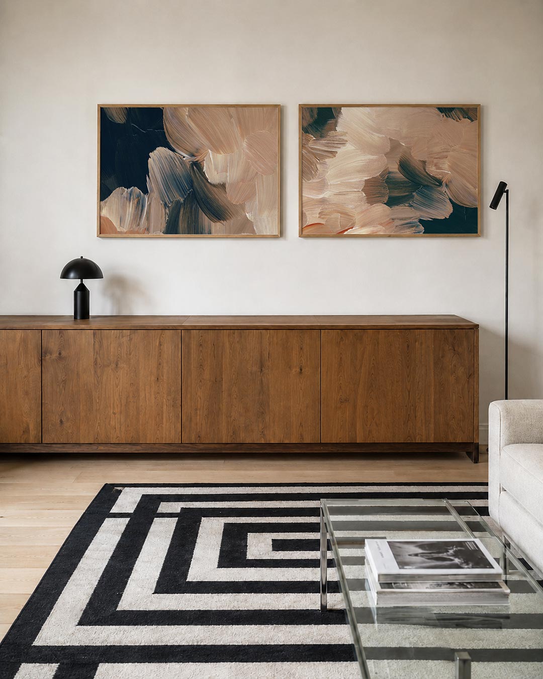 Tweedelige posterset met vloeiende penseelstreken in warme beige en donkere tinten, getoond in een interieur