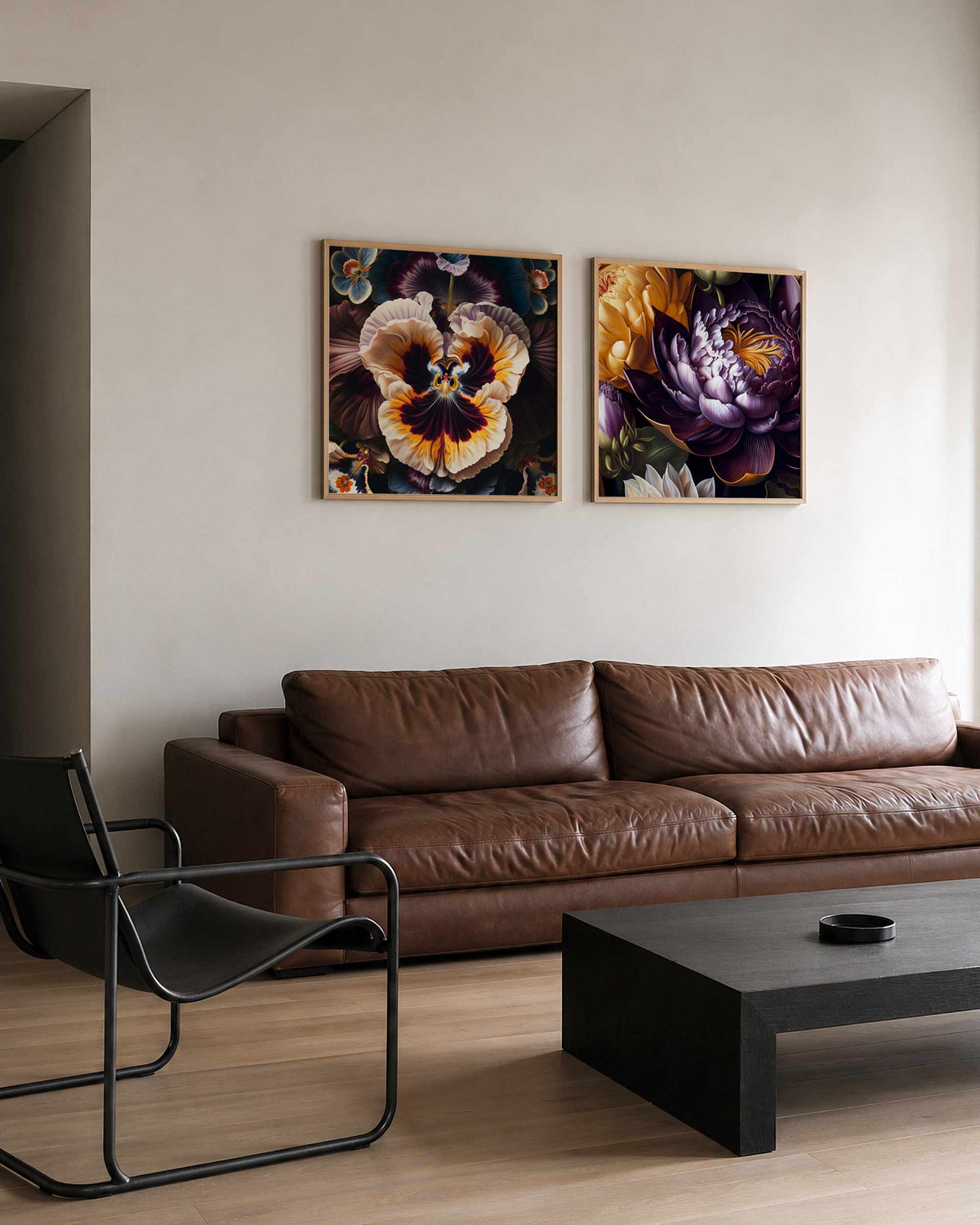 Interieurpresentatie van een tweedelige vierkante posterset met bloemenclose ups