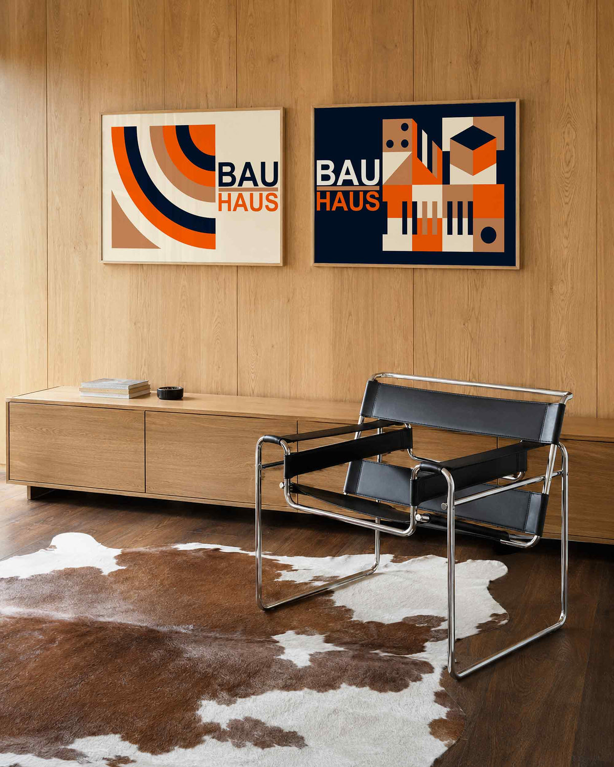 Interieurmockup van tweedelige landscape-posterset met oranje bogen en blokken
