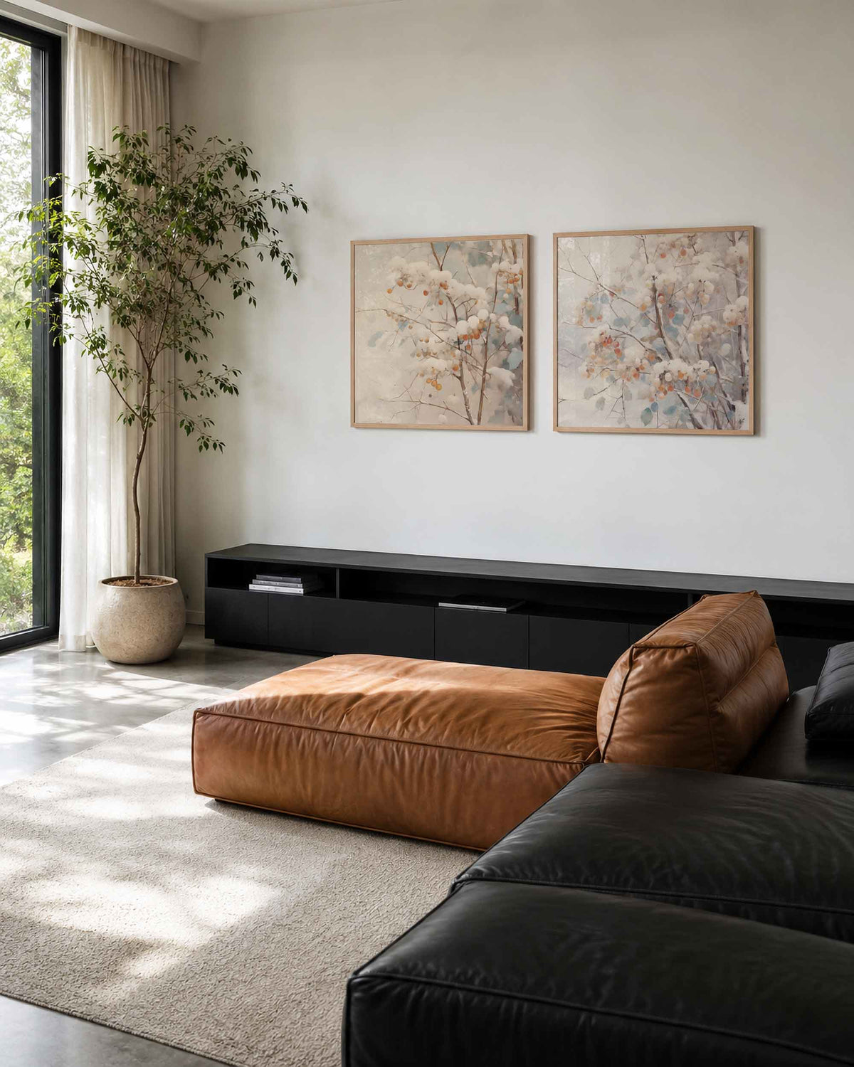 Interieurpresentatie van een tweedelige vierkante posterset met besneeuwde bessentakken