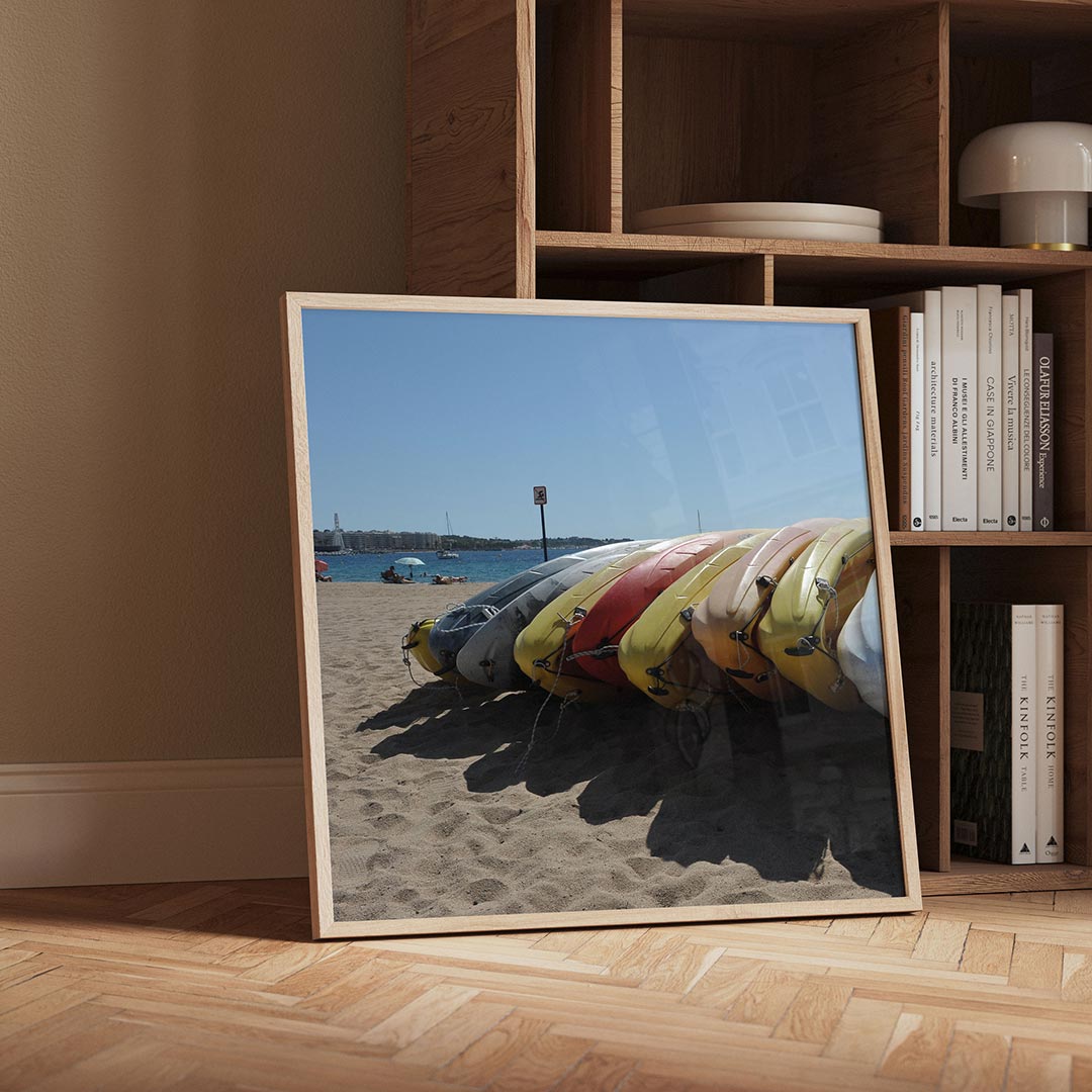 Kleurrijke kajaks op strand Poster