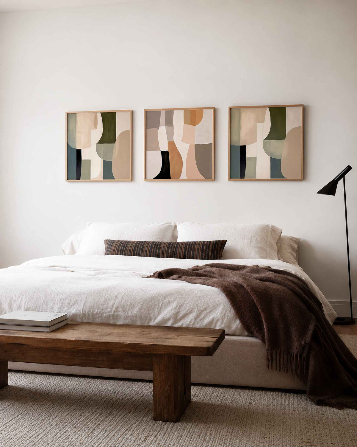 Interieurpresentatie van een driedelige vierkante posterset met abstracte vormen