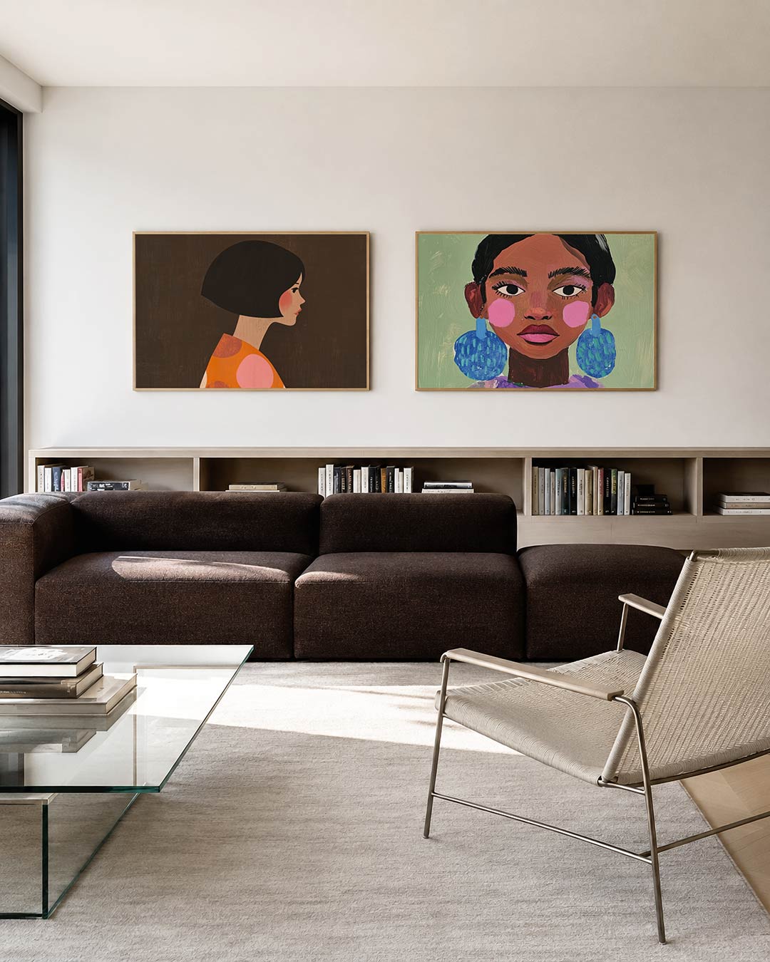 Tweedelige posterset met een zijaanzicht van een vrouw met een kort kapsel, getoond in een interieur