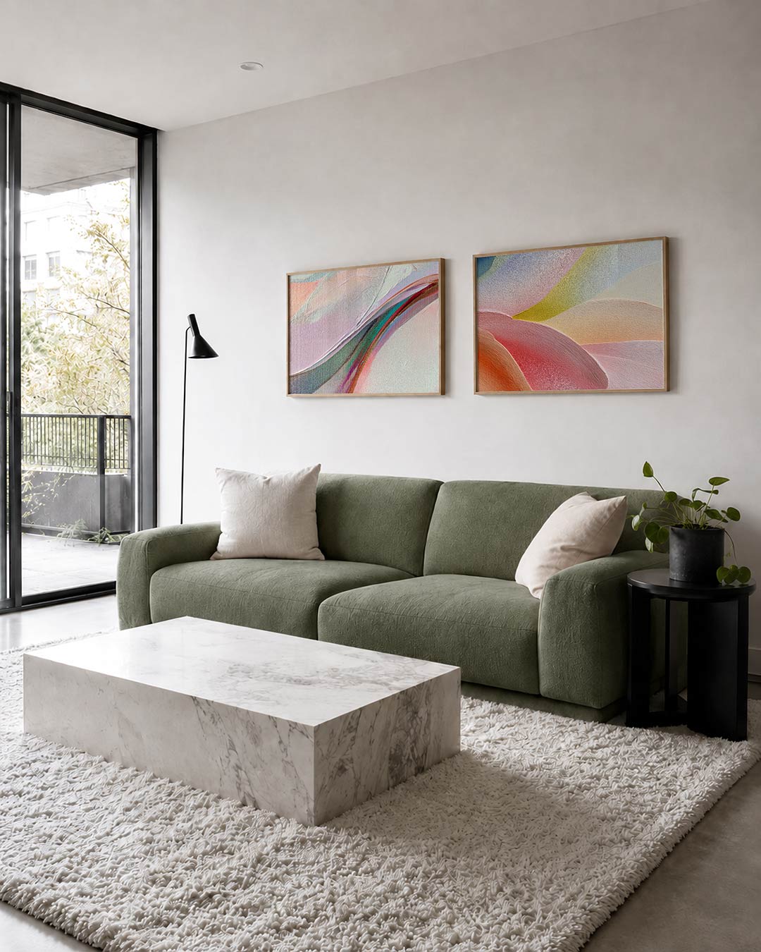 Twee liggende posters met een vloeiende beweging van zachte pasteltinten, aan de muur in een interieur