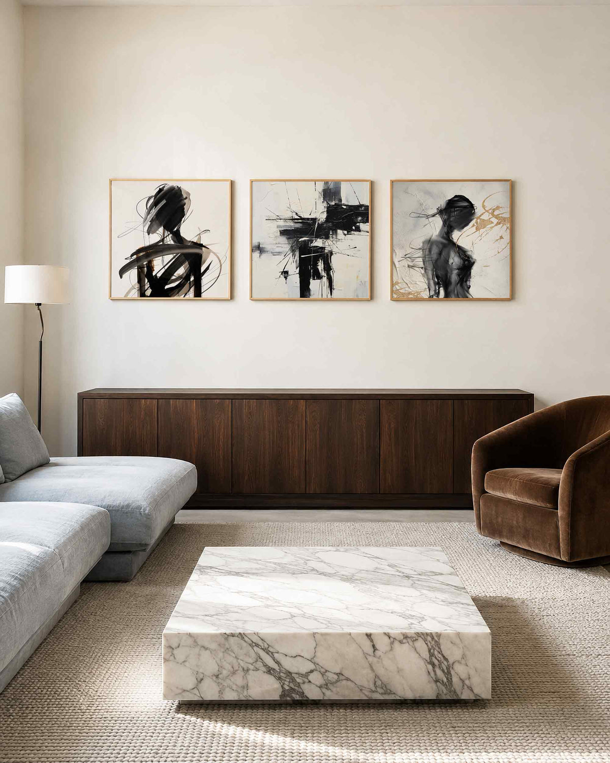 Interieurpresentatie van een driedelige vierkante posterset met abstracte zwart grijze kunst