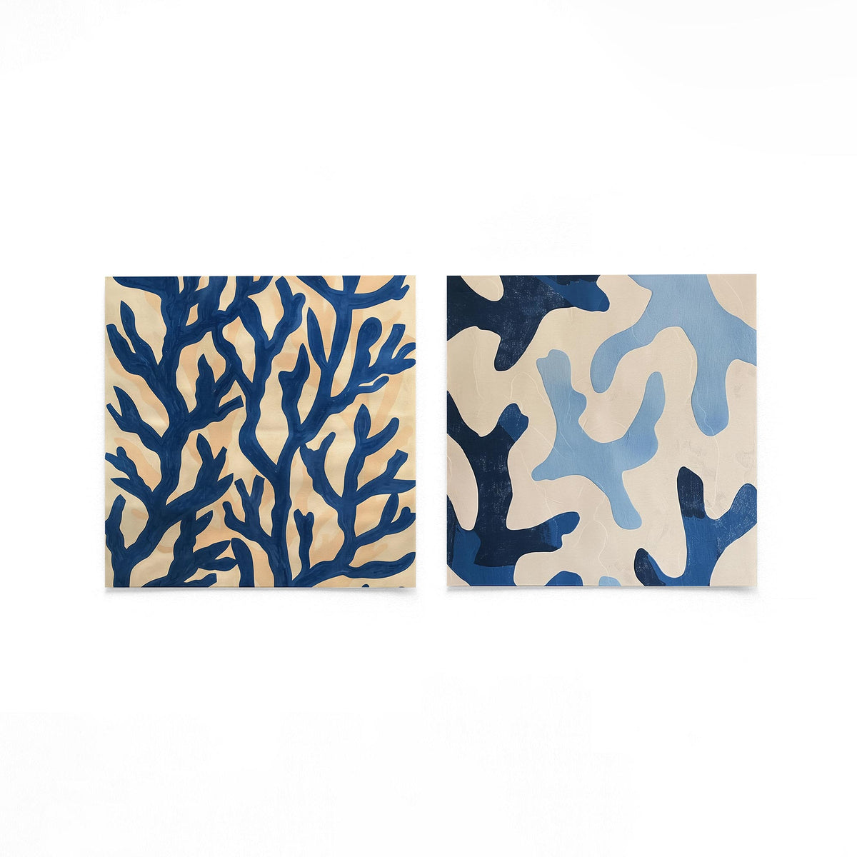 Twee vierkante posters met blauwe takken op een gebroken witte achtergrond