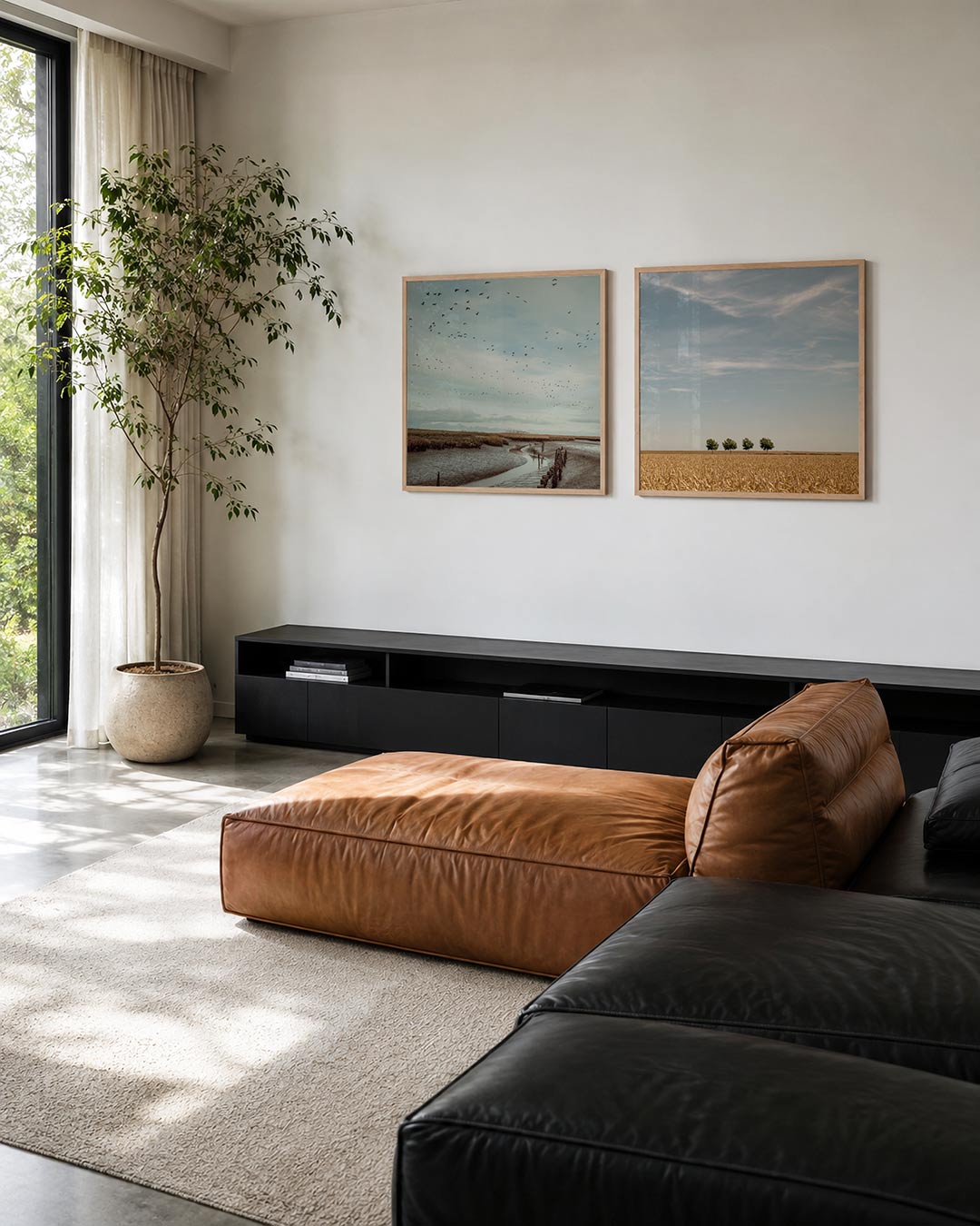 Interieur met vierkant fotografisch tweeluik vogels boven stille velden – Gerald Emming
