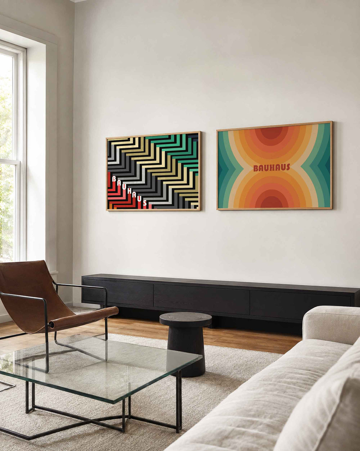 Interieurmockup van tweedelige landscape-posterset met kleurbanen en concentrische bogen