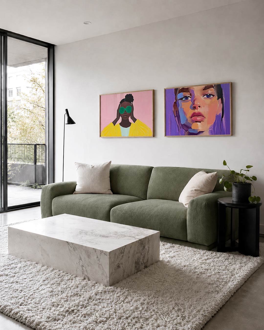 Twee liggende posters met een vrouw met grote groene bril en gele jas, aan de muur in een interieur