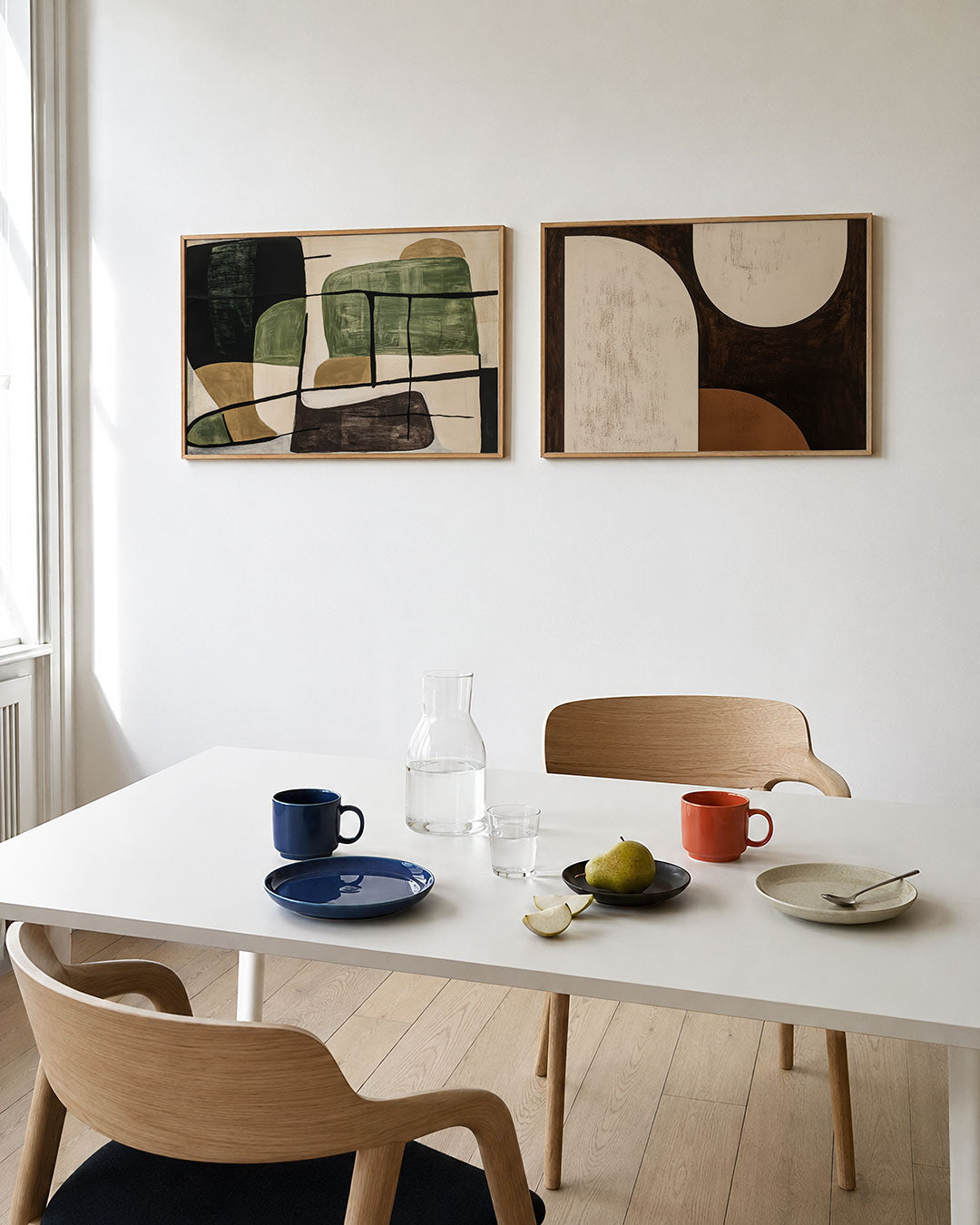Tweedelige posterset met groene en bruine kleurvlakken, getoond in een interieur