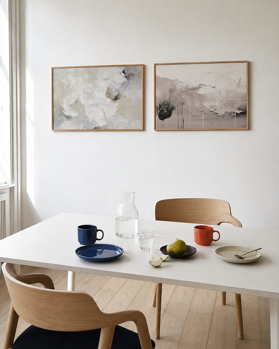 Twee liggende posters met een fijne mix van zachte tinten en vloeiende lijnen, aan de muur in een interieur