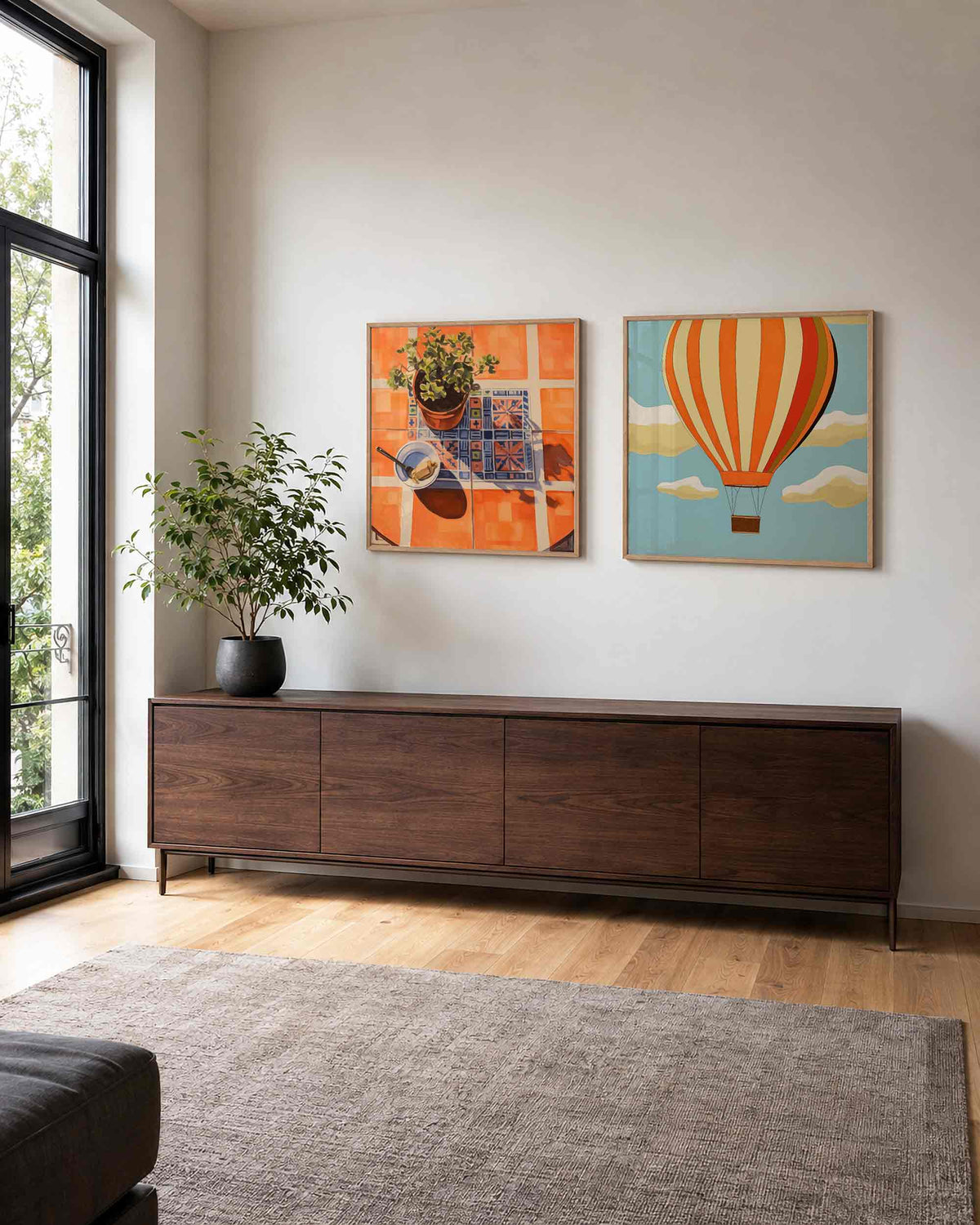 Interieurpresentatie van een tweedelige vierkante posterset met kamerplant en luchtballon