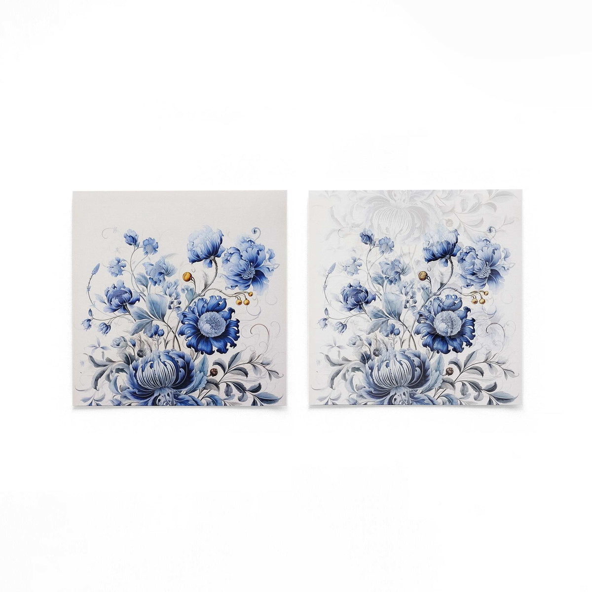 Twee vierkante posters met blauwe bloemen op een gebroken witte achtergrond