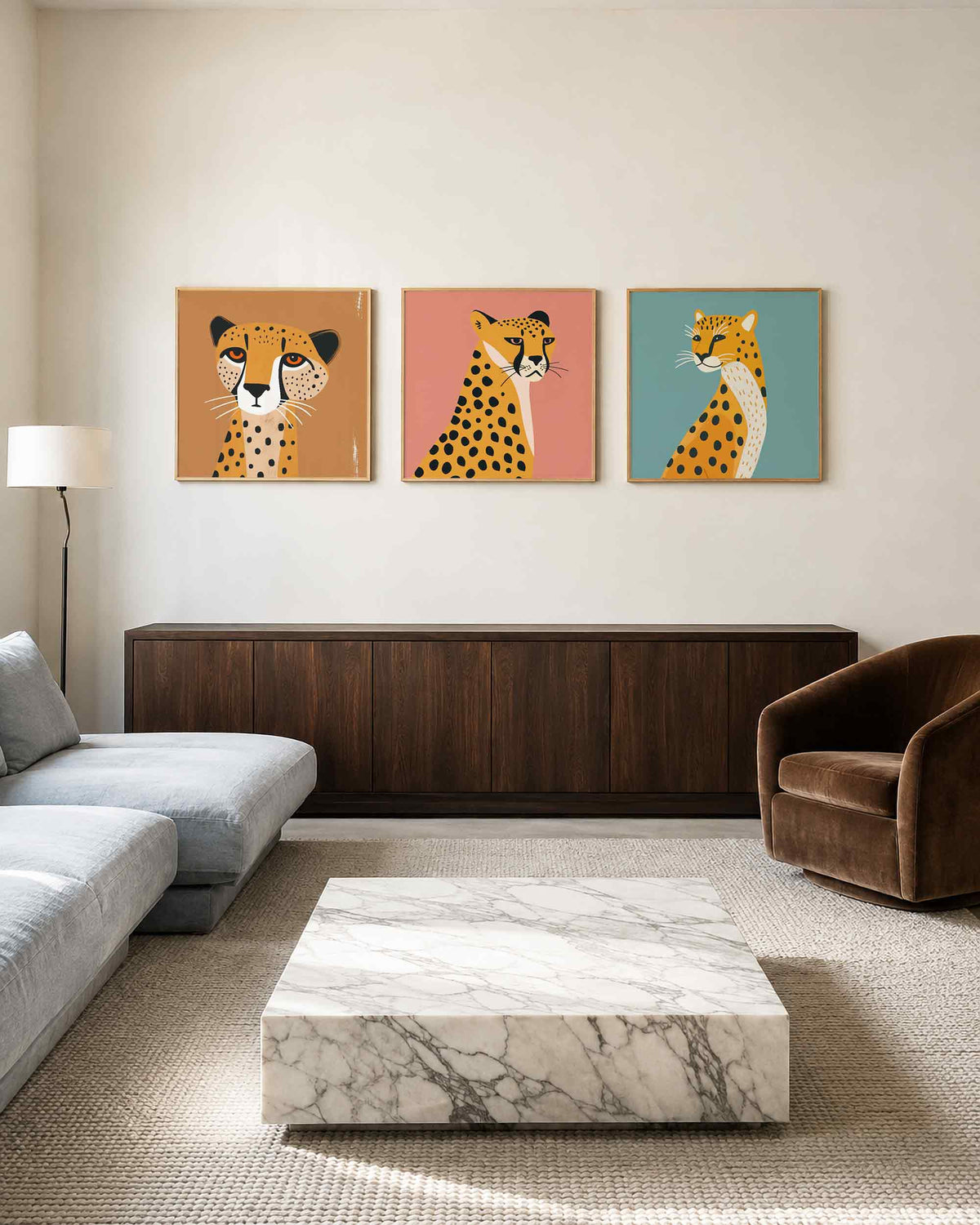 Interieurpresentatie van een driedelige vierkante posterset met gevlekte katachtigen