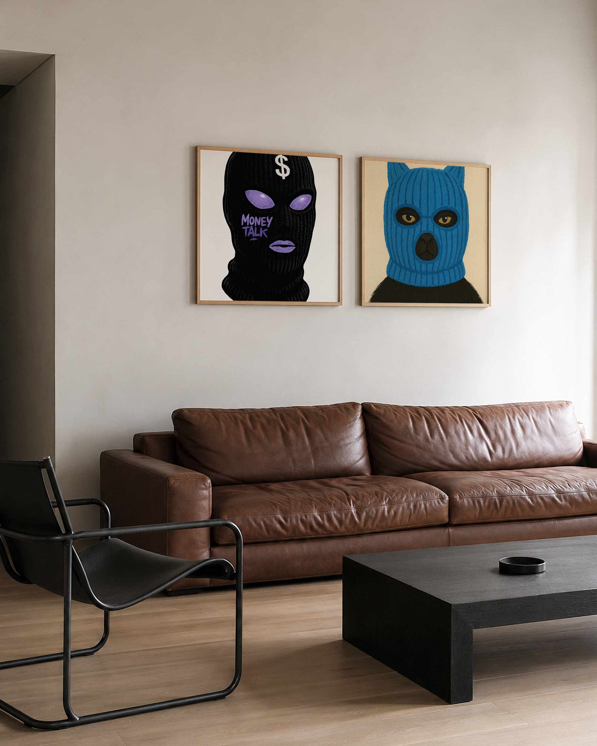 Interieurpresentatie van een tweedelige vierkante posterset met masker en kat