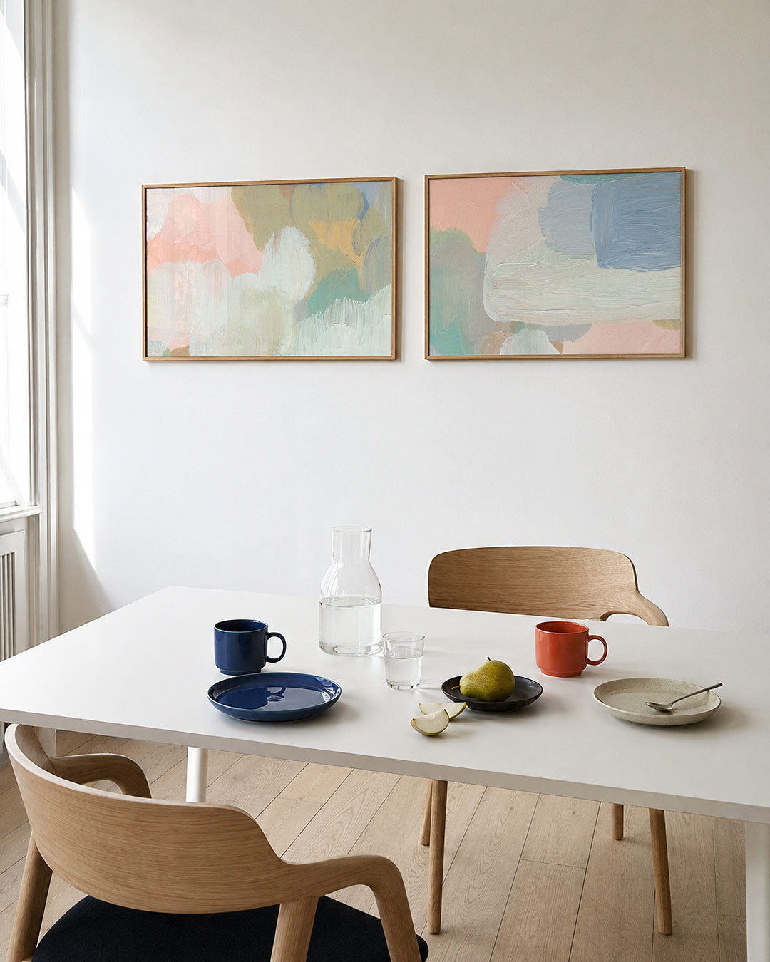 Twee liggende posters met deze tweedelige posterset heeft zachte pastelkleuren, aan de muur in een interieur