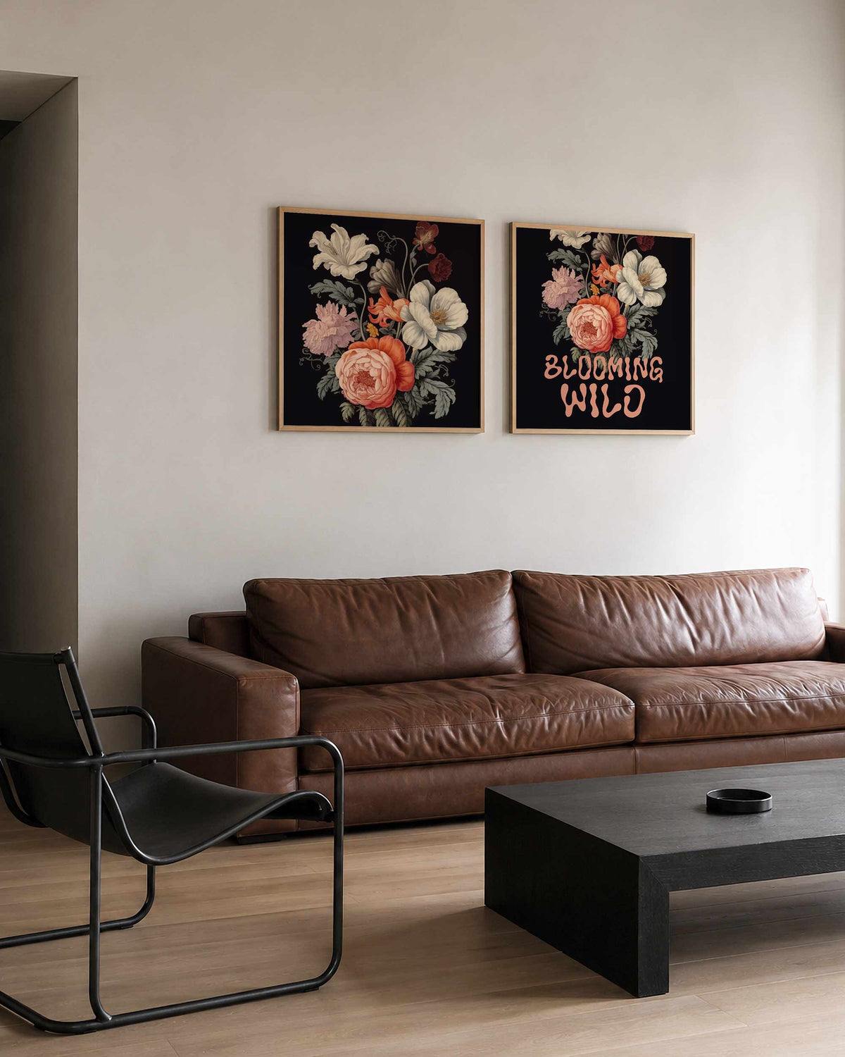 Interieurpresentatie van een tweedelige vierkante posterset met bloemen en tekst