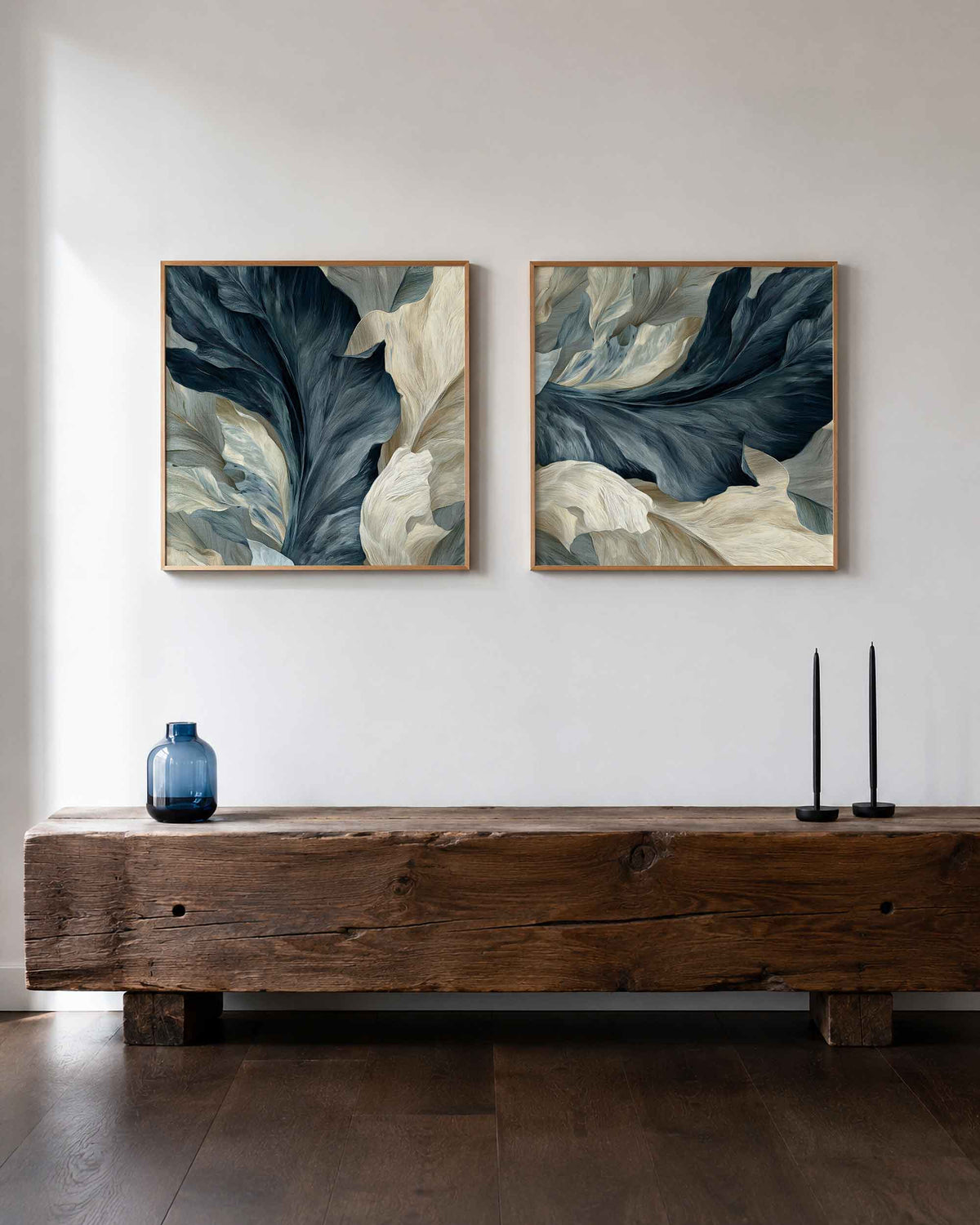 Interieurpresentatie van een tweedelige vierkante posterset met donkerblauwe veren