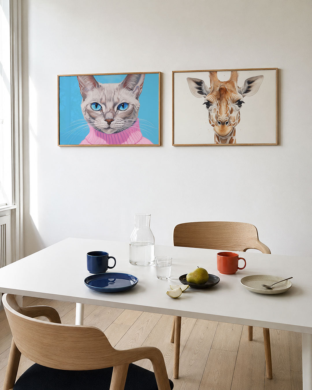 Tweedelige posterset met een kat met helderblauwe ogen en een roze trui, getoond in een interieur