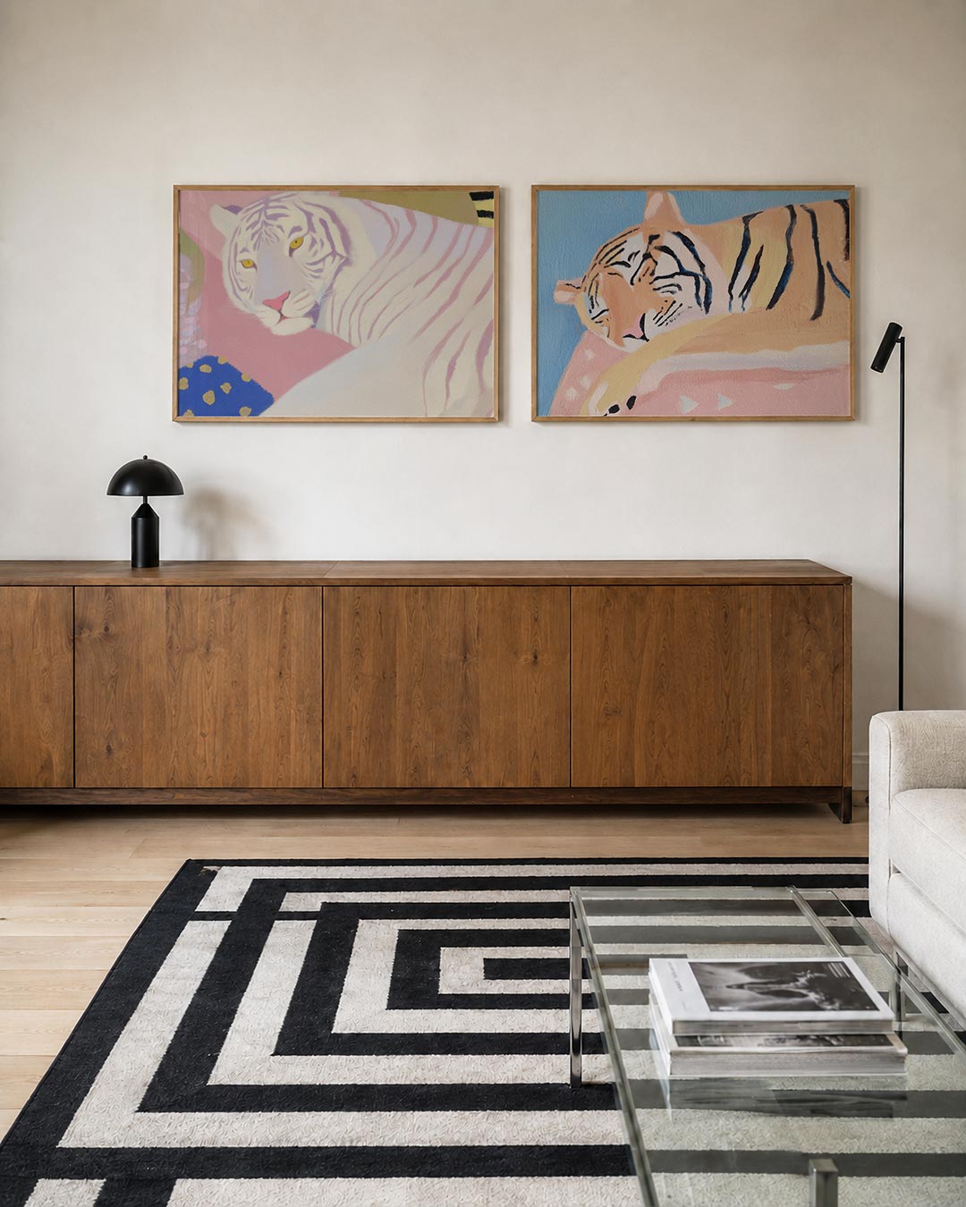 Tweedelige posterset met een tijger op een roze achtergrond, getoond in een interieur