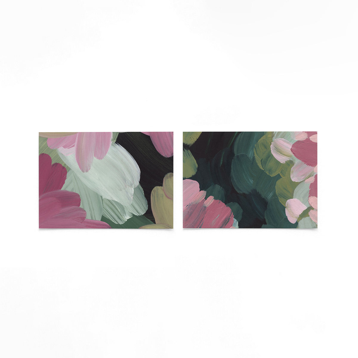 Twee liggende posters met roze, groen en wit op een gebroken witte achtergrond